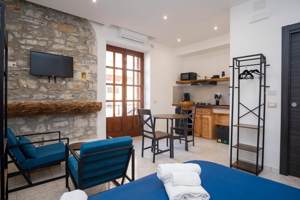 TV and multimedia, Kitchen or kitchenette, Living room, Seating area, Dining area