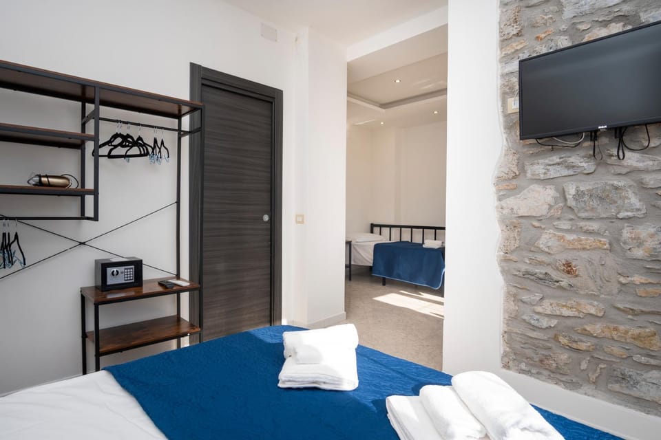 Bed, TV and multimedia, Photo of the whole room, Bedroom, towels, wardrobe