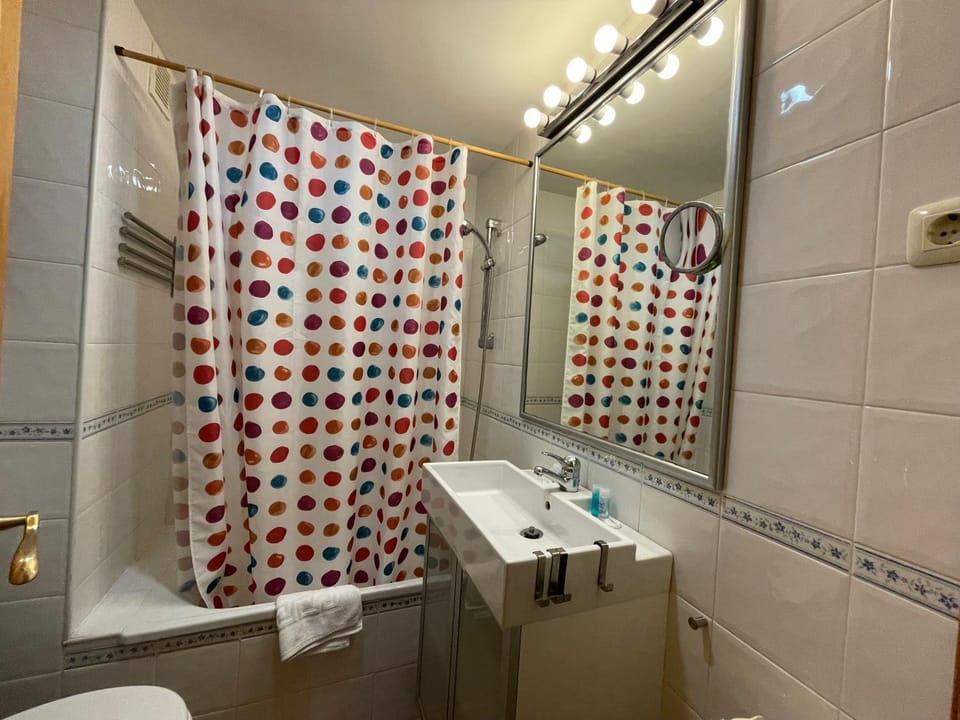 Bathroom, Bath, towels