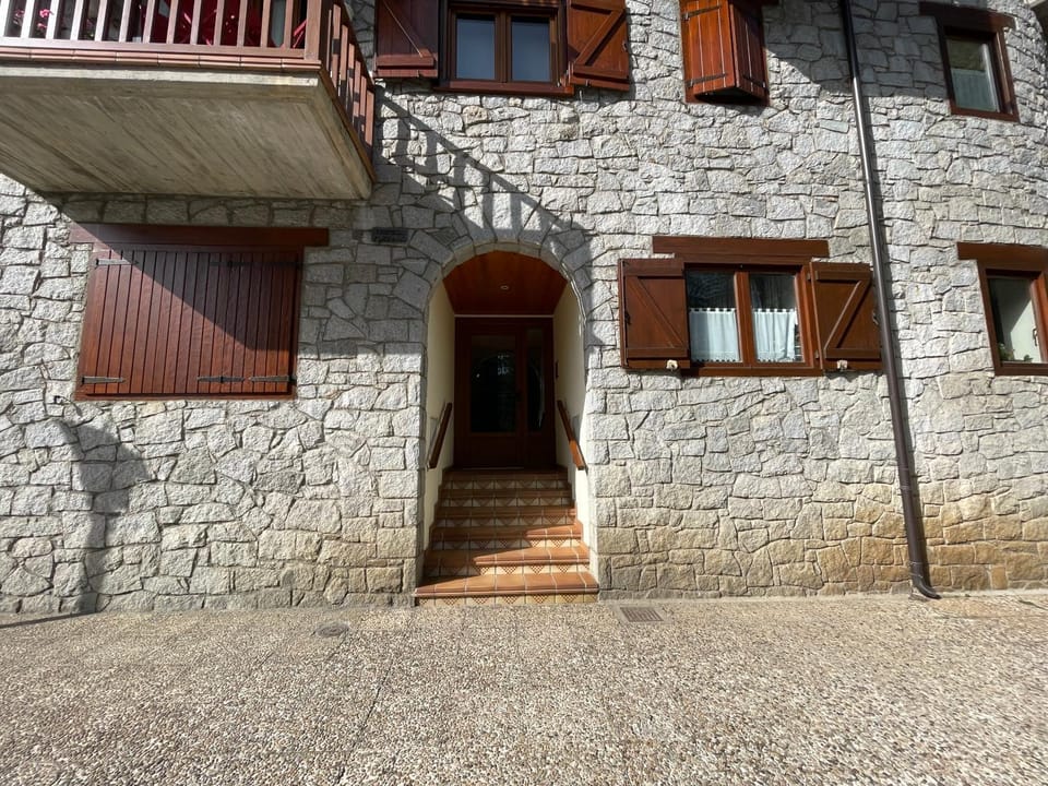 Property building, Facade/entrance, Day