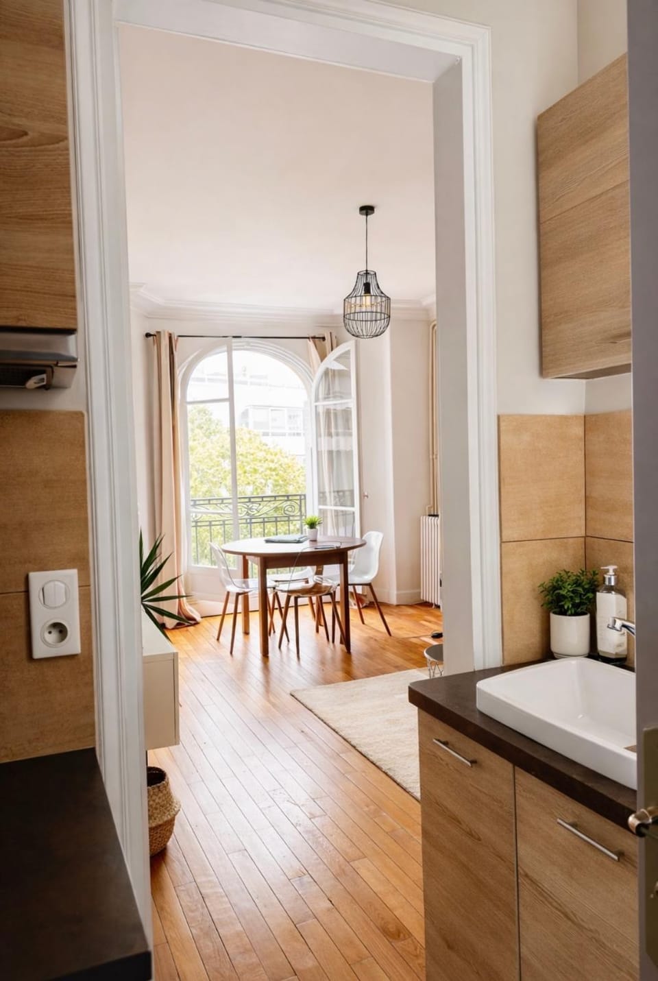 Kitchen or kitchenette, Dining area
