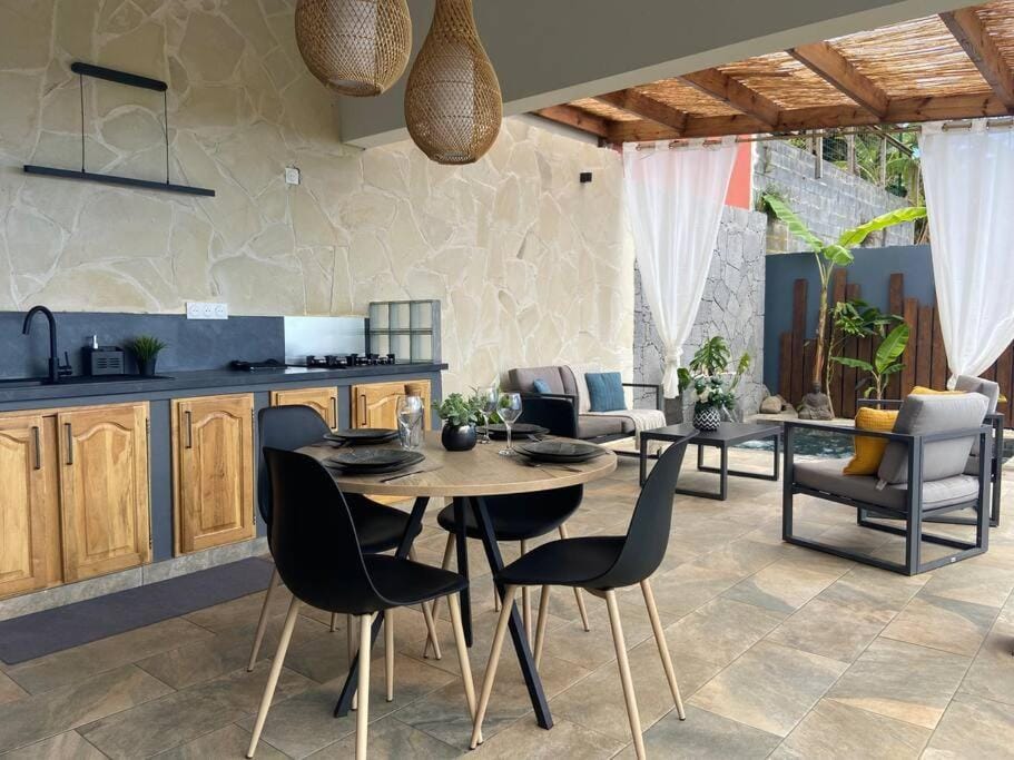 Kitchen or kitchenette, Living room, Dining area