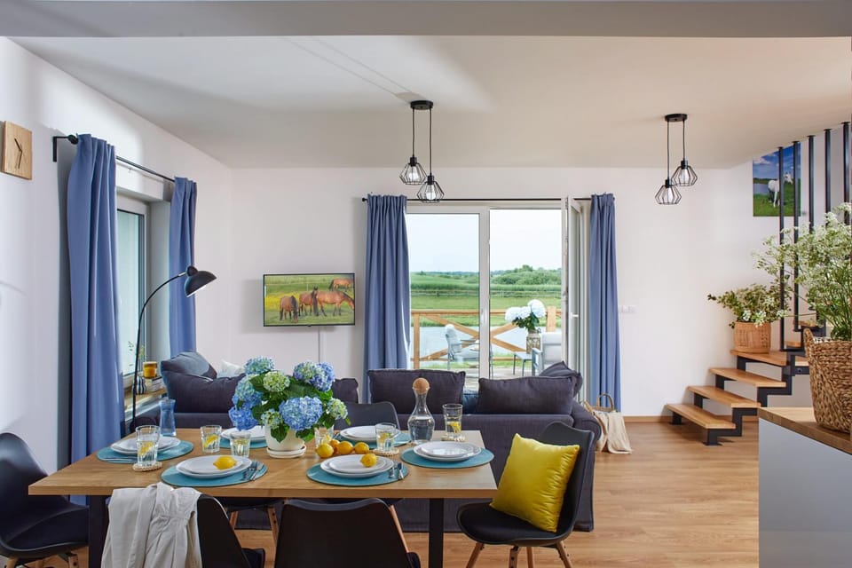 View (from property/room), View (from property/room), Living room, Food and drinks, Seating area, Dining area, Food, Lake view, Lake view, Drinks