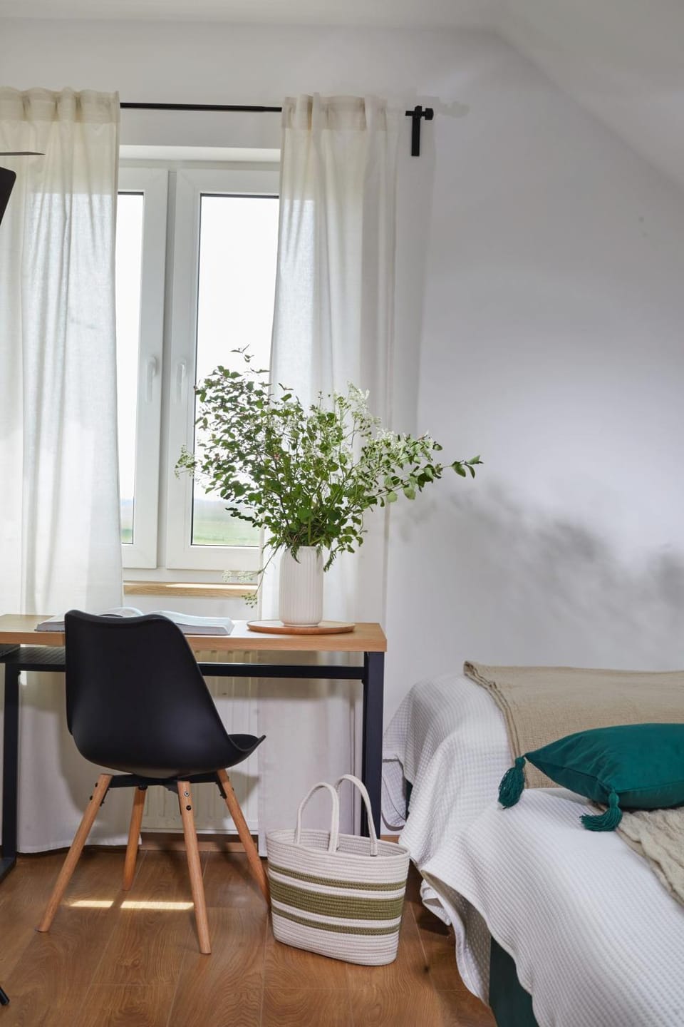 Bed, Photo of the whole room, Seating area, Bedroom, wardrobe