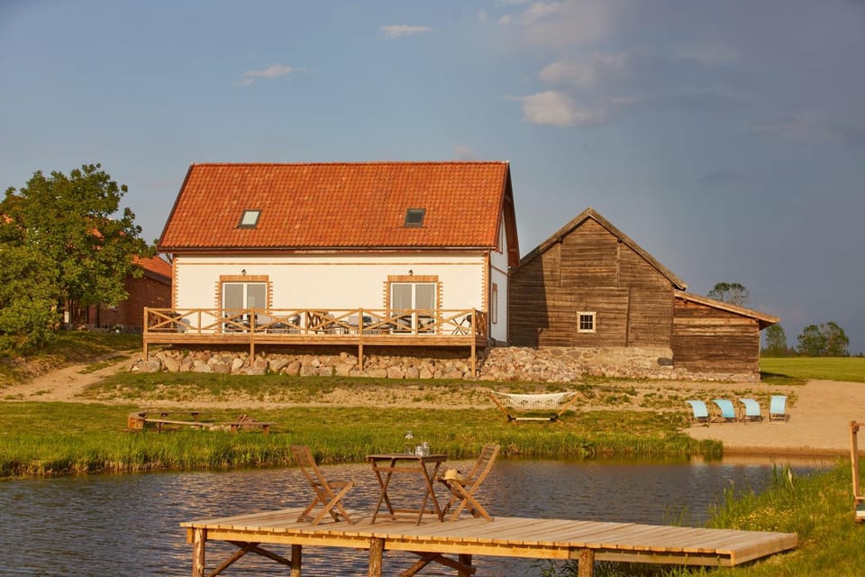 Property building, Day, Natural landscape, Lake view, Landmark view, River view