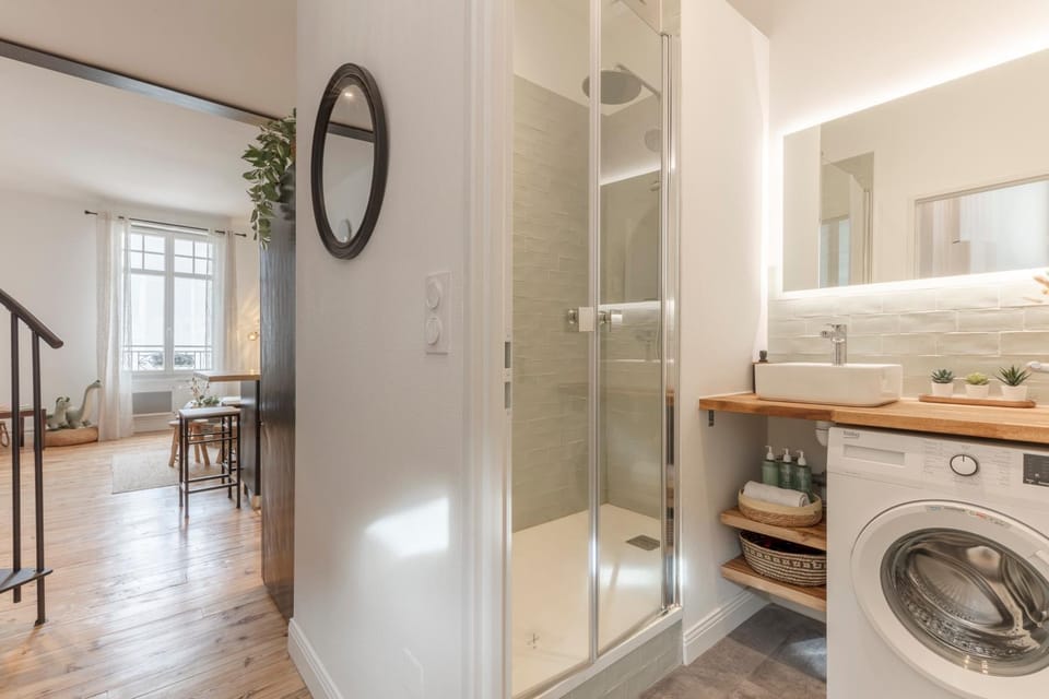 Shower, Bathroom, towels, washing machine