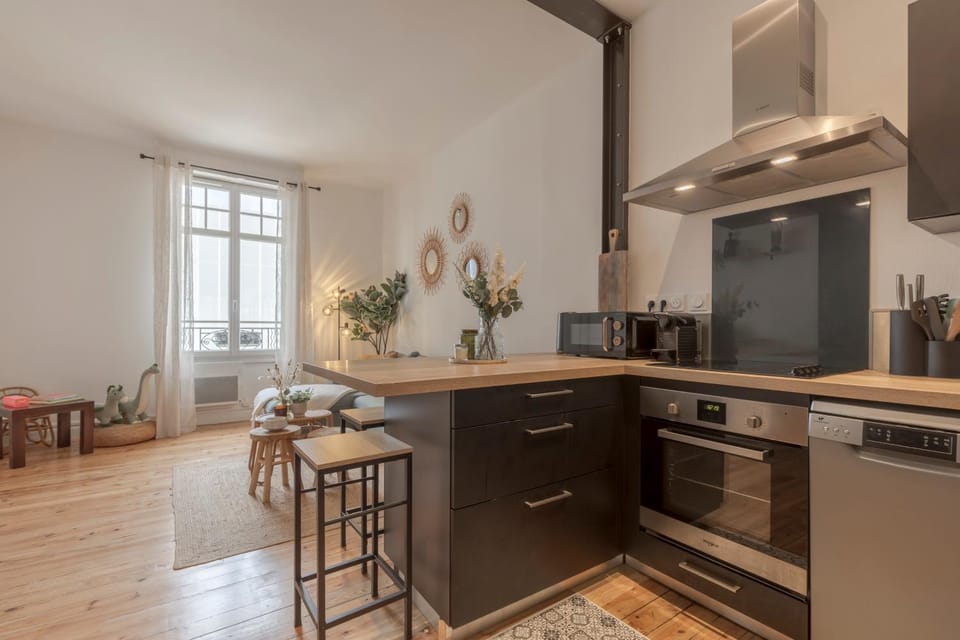 Coffee/tea facilities, Dining area, dishwasher, oven, stove, toaster