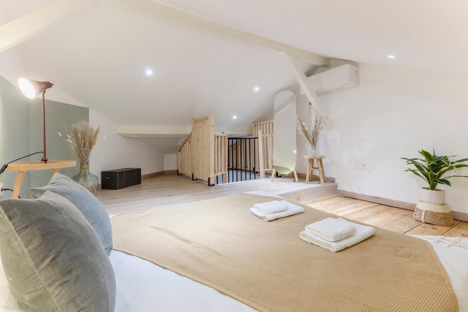 Bed, Photo of the whole room, Bedroom, towels