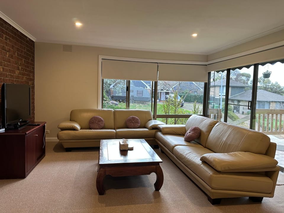 Central Sunbury home with top-hill views, high speed NBN and Netflix ready House in Diggers Rest