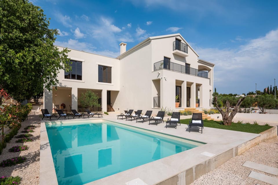 Property building, Patio, Garden view, Pool view, Swimming pool, sunbed