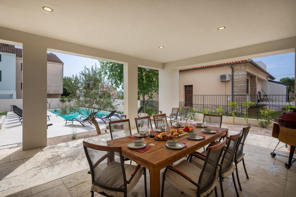 Balcony/Terrace, Dining area, Swimming pool