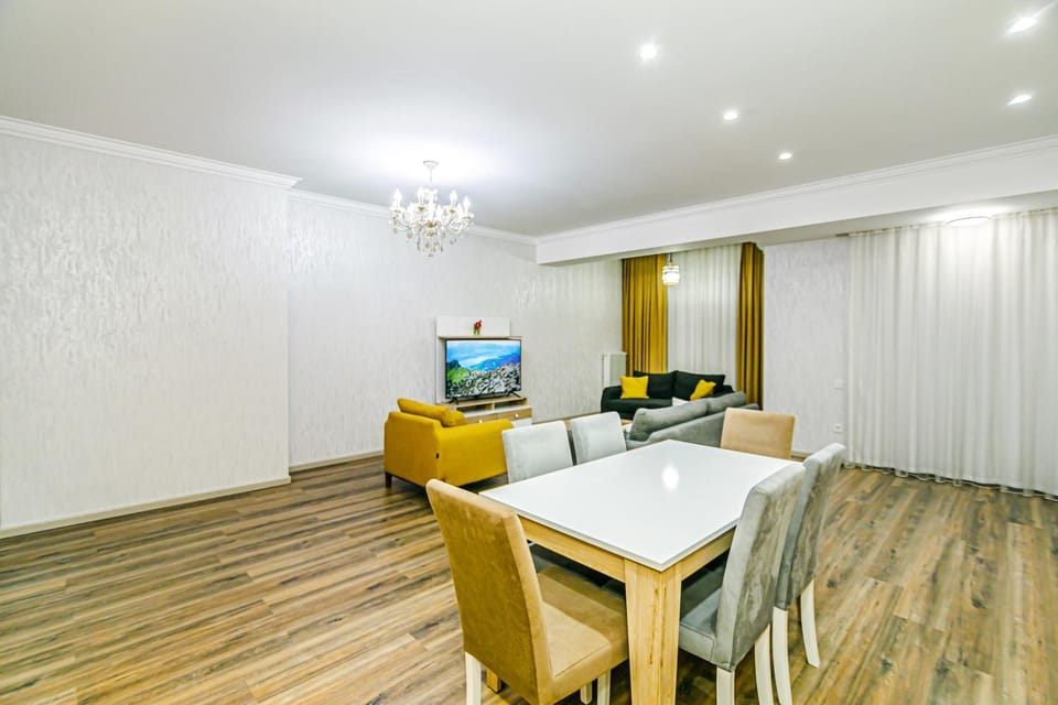 Communal lounge/ TV room, TV and multimedia, Living room, Seating area, Dining area