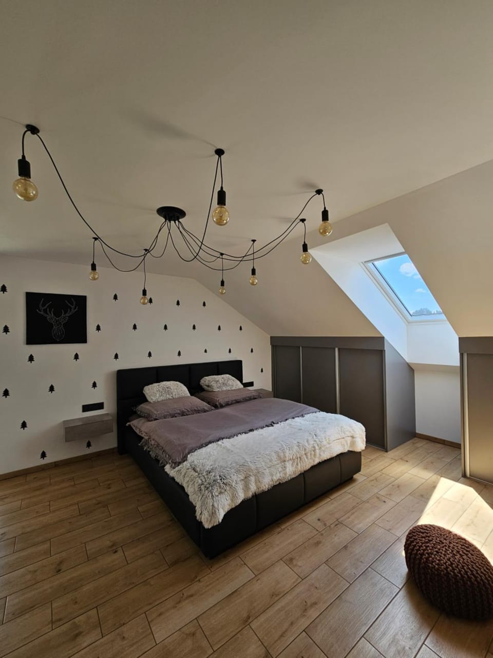 Photo of the whole room, Bedroom