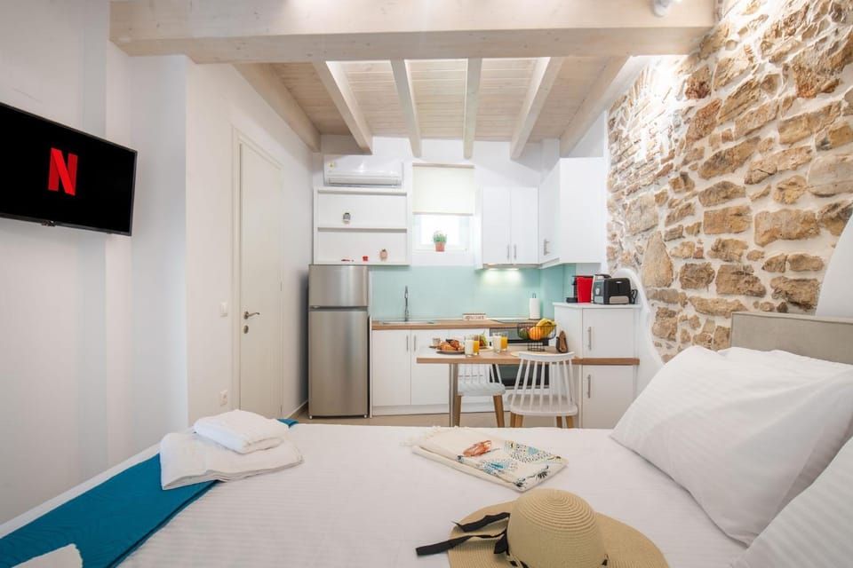 Bed, TV and multimedia, Kitchen or kitchenette, Dining area, Bedroom