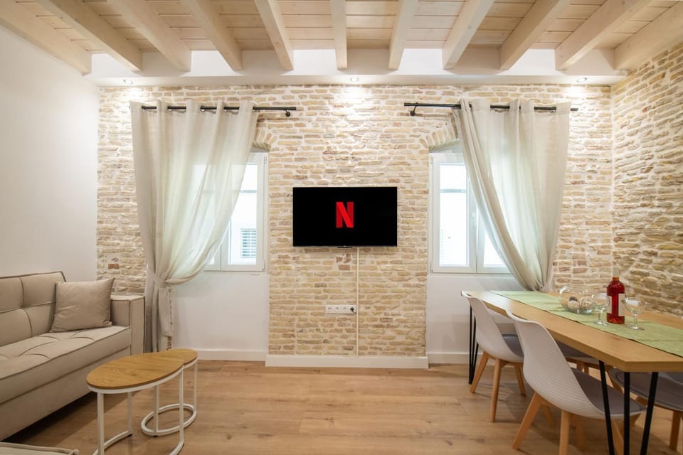 TV and multimedia, Living room, Seating area, Dining area