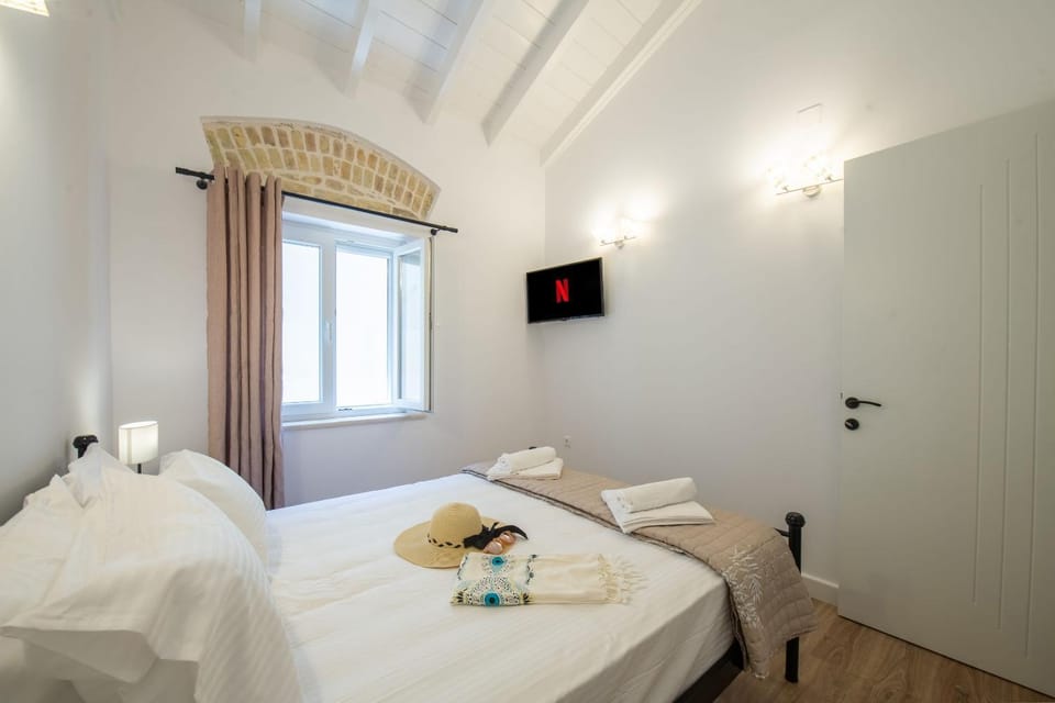 Bed, TV and multimedia, Bedroom, towels