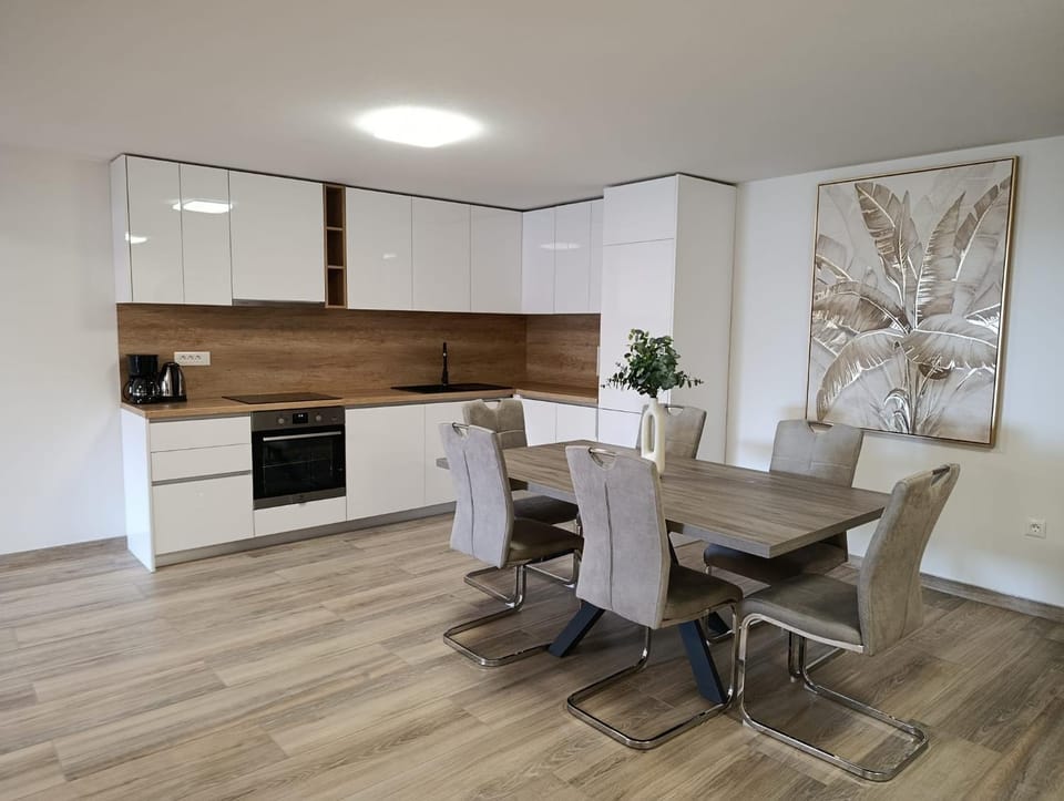 Kitchen or kitchenette, Seating area, stove
