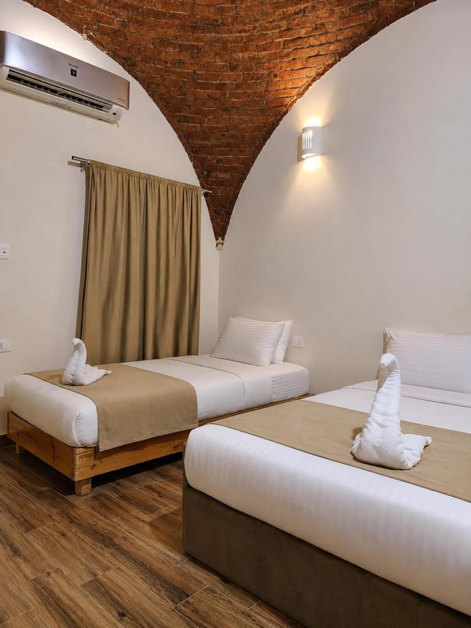 Bed, Living room, Photo of the whole room, Bedroom, air conditioner