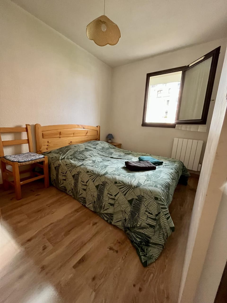 Photo of the whole room, Bedroom, wardrobe