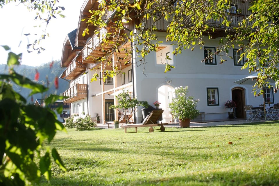 Property building, Day, Natural landscape, Summer, Garden, Garden view, Area and facilities, sunbed