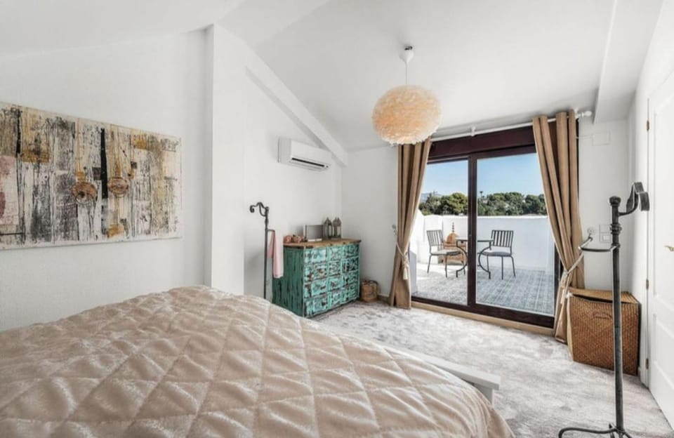 Bed, Photo of the whole room, Bedroom, air conditioner
