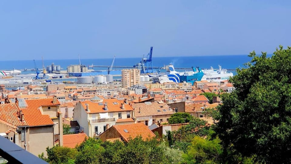 LE REVEST Terrasse Vue Mer Centre Climatisation Parking House in Occitanie