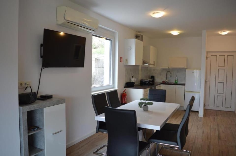 TV and multimedia, Kitchen or kitchenette, Dining area, stove