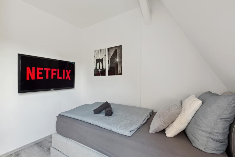 Bed, TV and multimedia, Living room, Photo of the whole room, Seating area, Evening entertainment, Bedroom