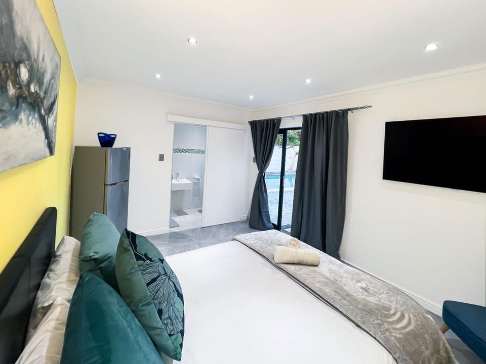 Bed, TV and multimedia, Photo of the whole room, Seating area, Bedroom