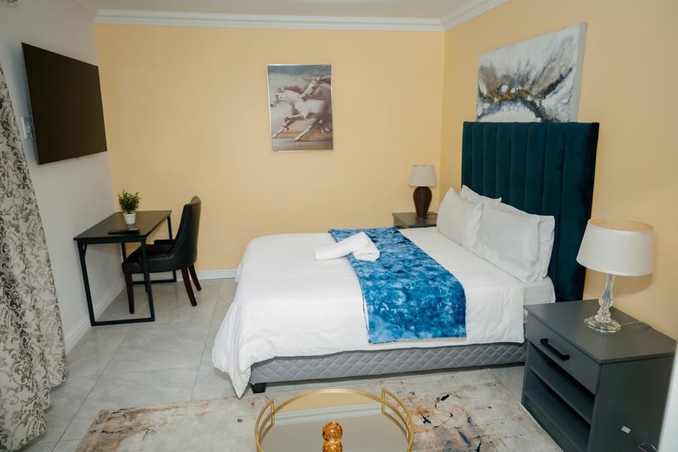 Bed, TV and multimedia, Photo of the whole room, Seating area, Bedroom