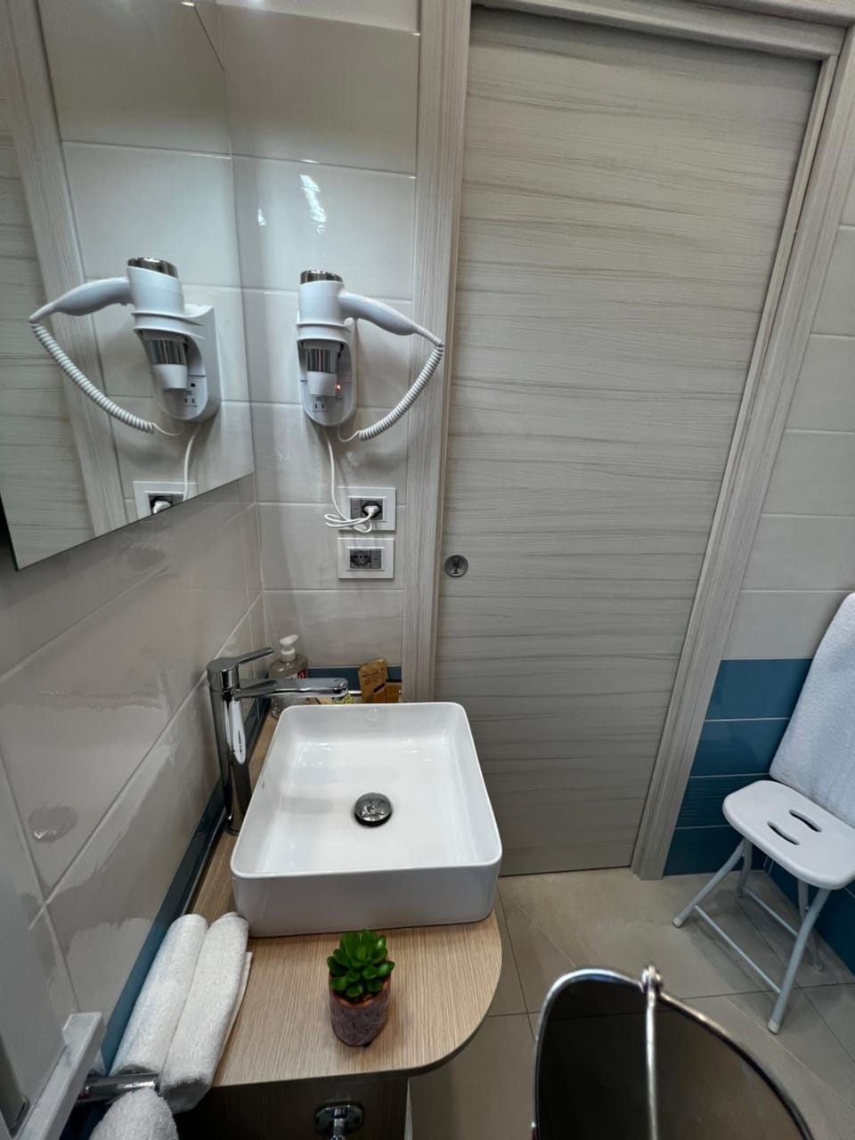 Bathroom, towels