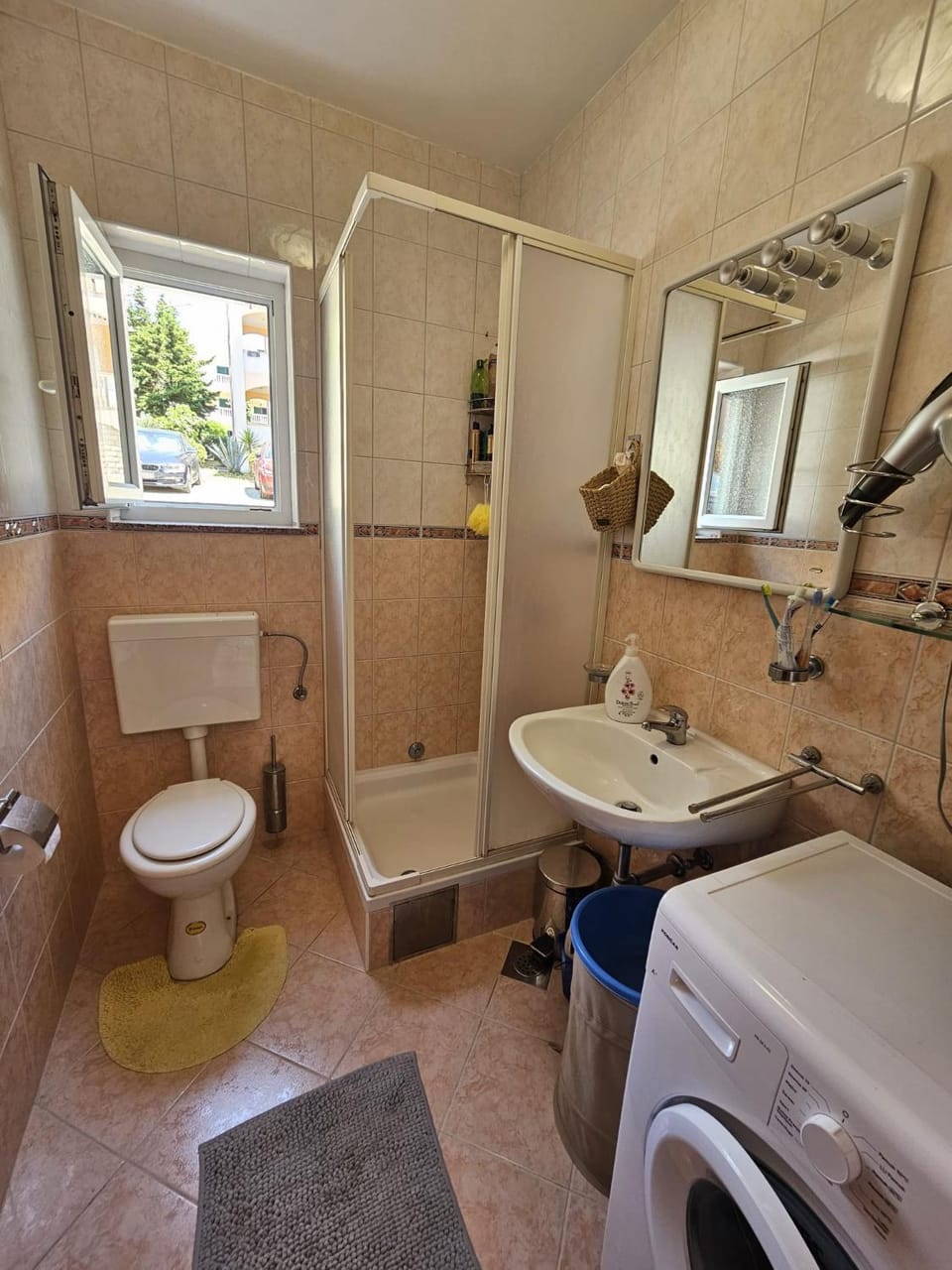 Shower, Toilet, Bathroom, towels, washing machine