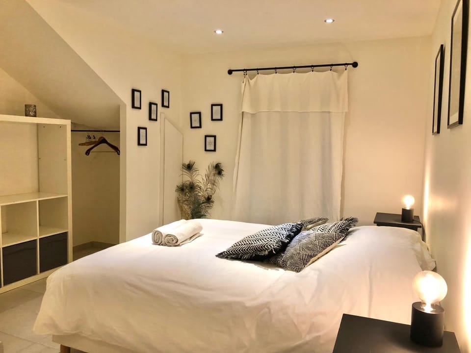Bed, Photo of the whole room, Bedroom, wardrobe