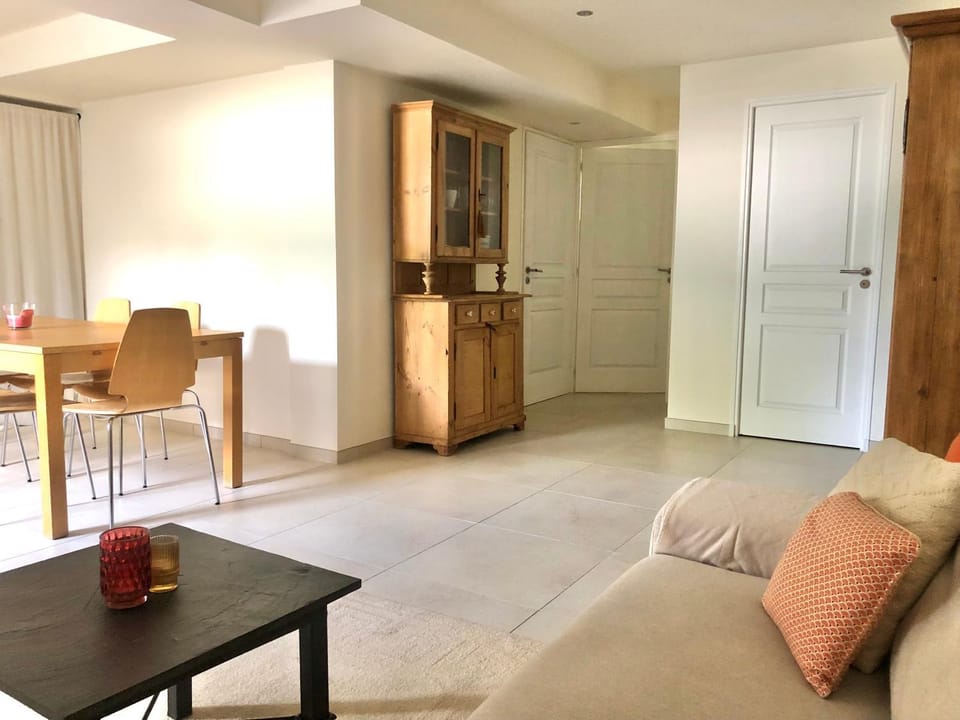Living room, Photo of the whole room, Seating area, Dining area