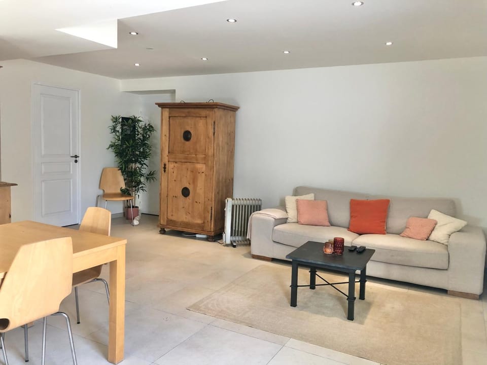 Living room, Photo of the whole room, Seating area, Dining area