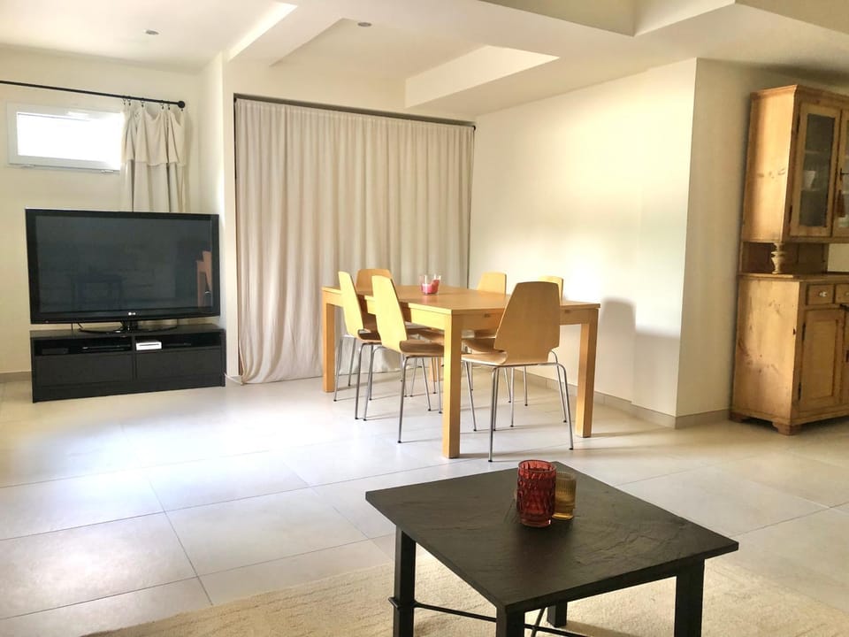 TV and multimedia, Living room, Seating area, Dining area