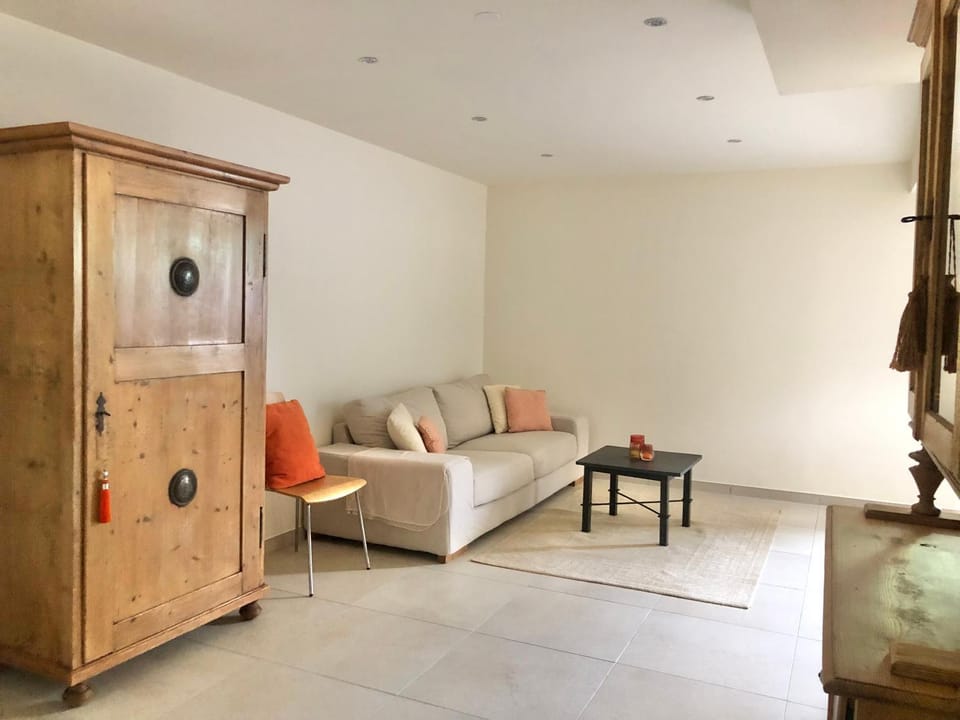 Living room, Photo of the whole room, Seating area