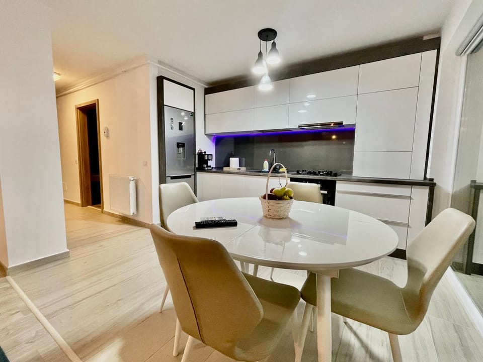 Kitchen or kitchenette, Living room, Seating area, Dining area