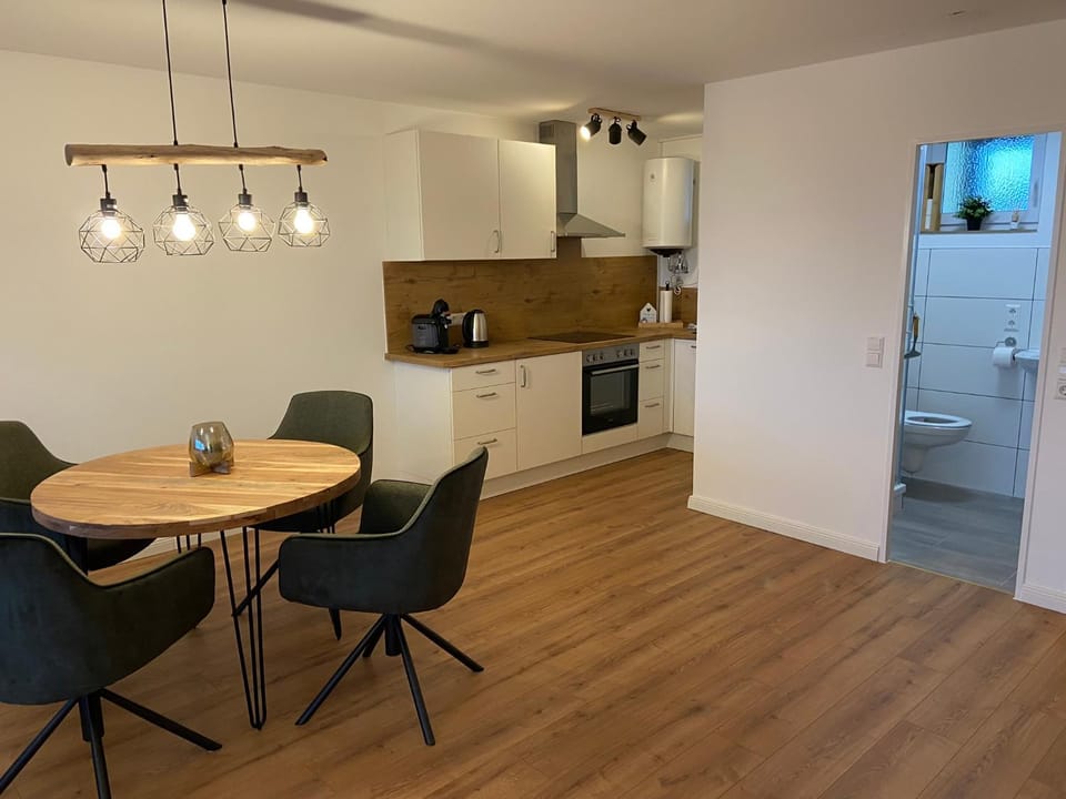 Bathroom, Dining area, kitchen