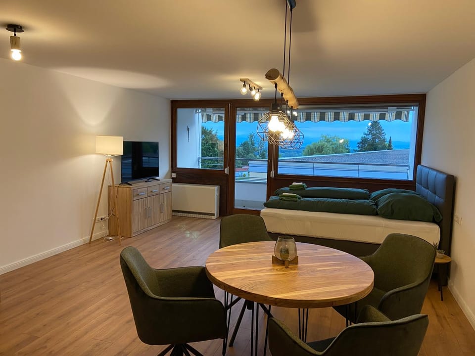 Bed, TV and multimedia, Living room, Dining area