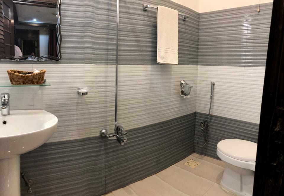 Shower, Toilet