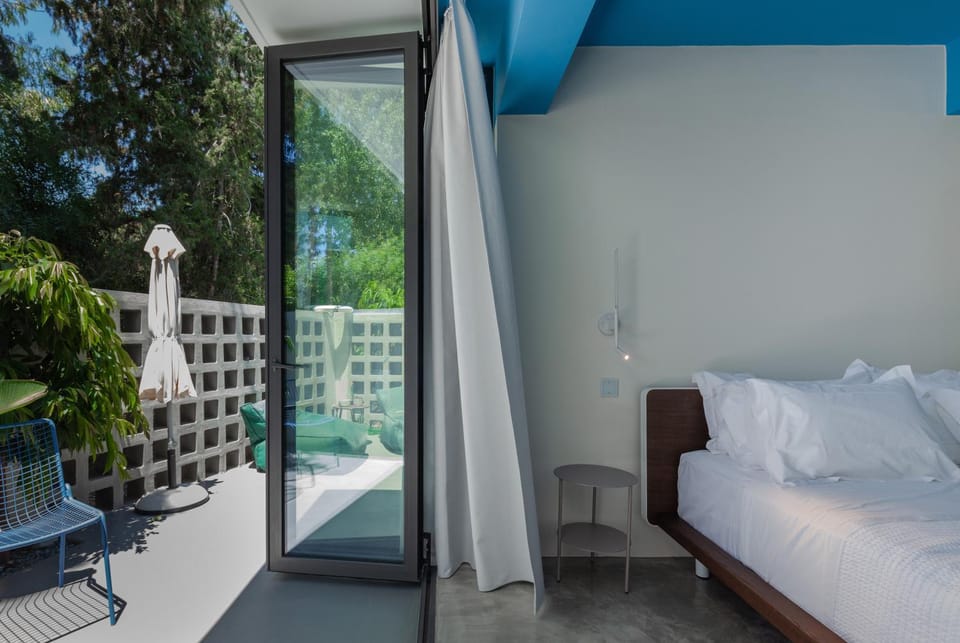 Patio, Bed