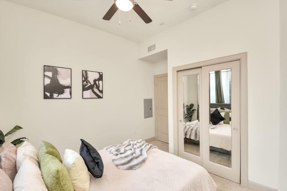 Lux Mid-Rise Walking Distance to NRG Stadium Apartment in Houston