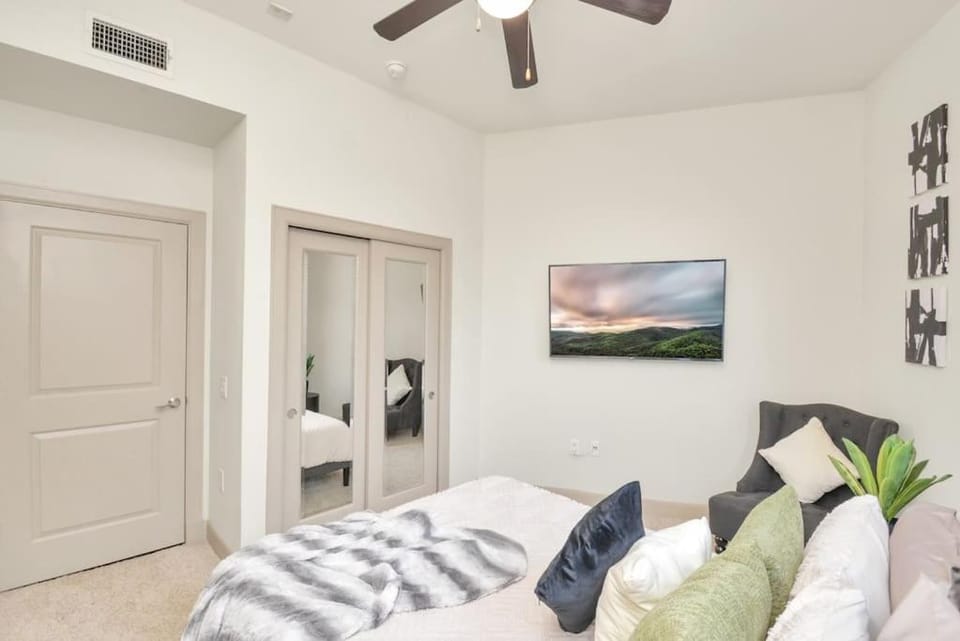 Lux Mid-Rise Walking Distance to NRG Stadium Apartment in Houston