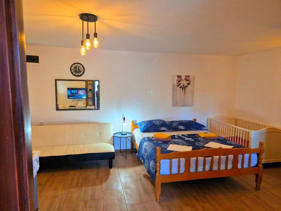 Bed, Living room, Photo of the whole room, Seating area, Bedroom