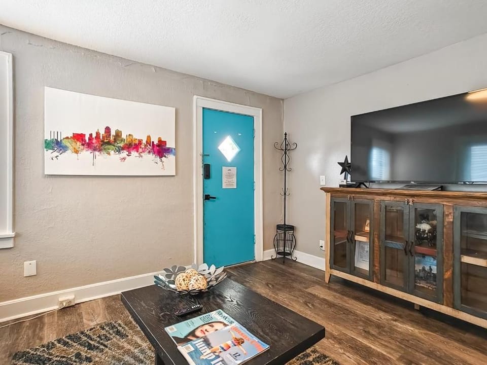 Heart of Westport 1BR House in Kansas City