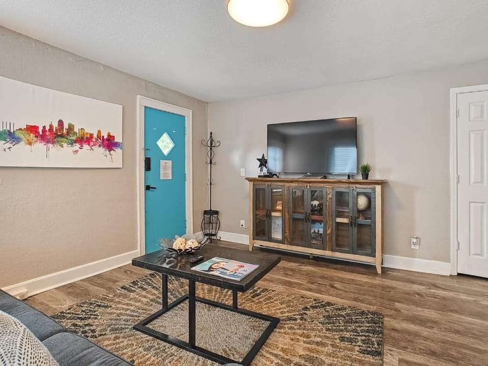 Heart of Westport 1BR House in Kansas City