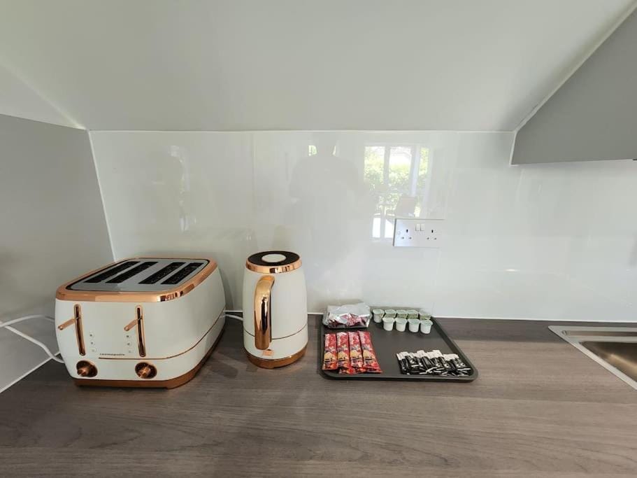 Kitchen or kitchenette, Food and drinks, toaster
