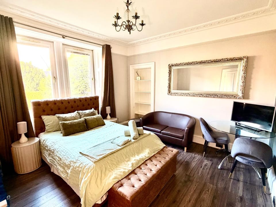 Bed, TV and multimedia, Photo of the whole room, Seating area, Bedroom