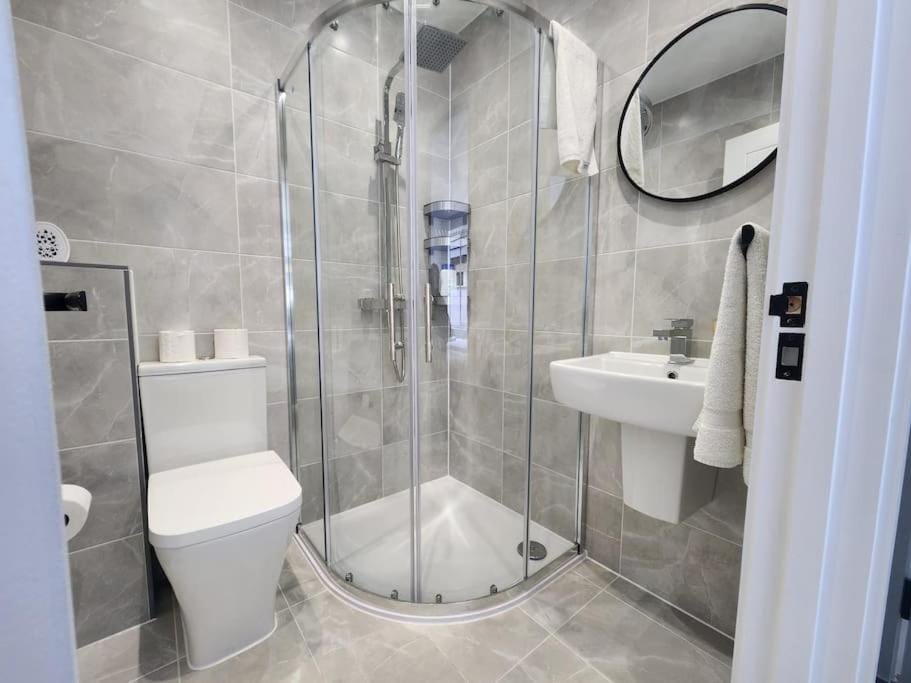 Shower, Toilet, Bathroom, towels